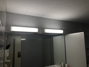 名古屋市中川区の公共施設のトイレにて照明器具の取替電気工事